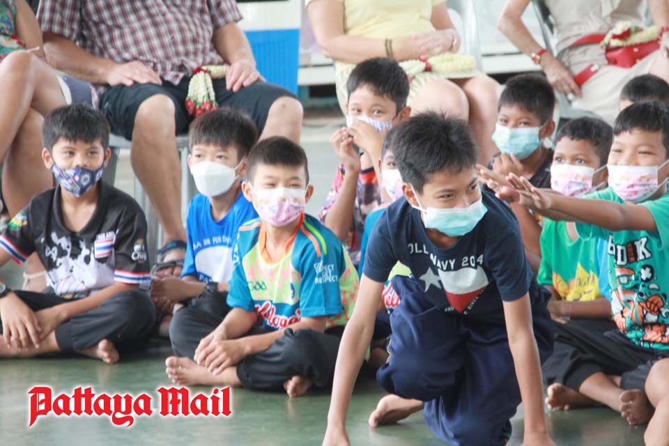 (Pattaya News 4) Apr 30 03 Dutch Penguin magician at CPDC Huay Yai pic 10