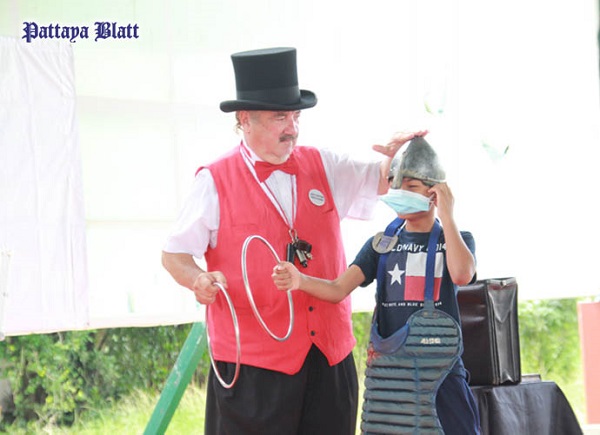 (Pattaya News 4) Apr 30 03 Dutch Penguin magician at CPDC Huay Yai pic 11