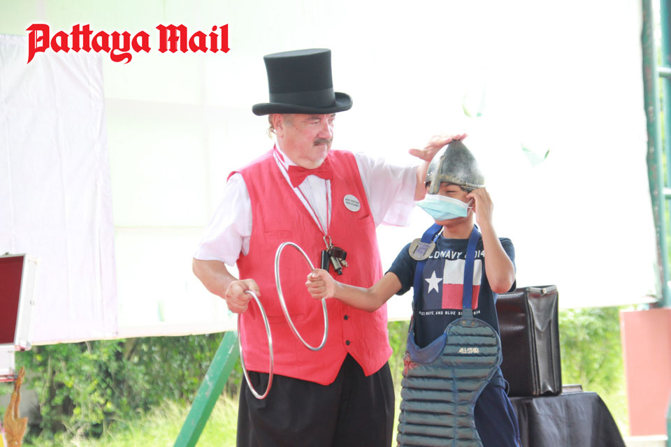 (Pattaya News 4) Apr 30 03 Dutch Penguin magician at CPDC Huay Yai pic 11