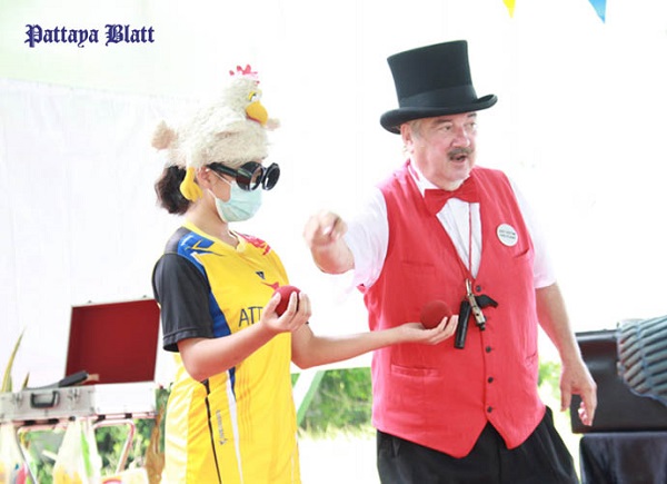 (Pattaya News 4) Apr 30 03 Dutch Penguin magician at CPDC Huay Yai pic 12