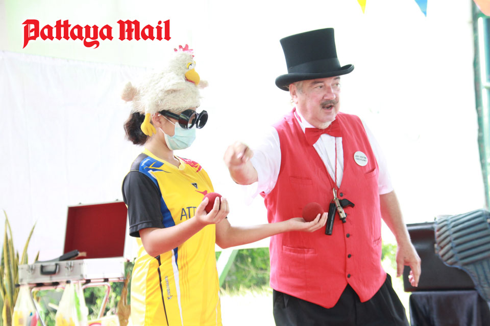 (Pattaya News 4) Apr 30 03 Dutch Penguin magician at CPDC Huay Yai pic 12