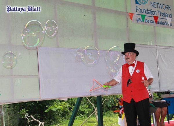 (Pattaya News 4) Apr 30 03 Dutch Penguin magician at CPDC Huay Yai pic 13