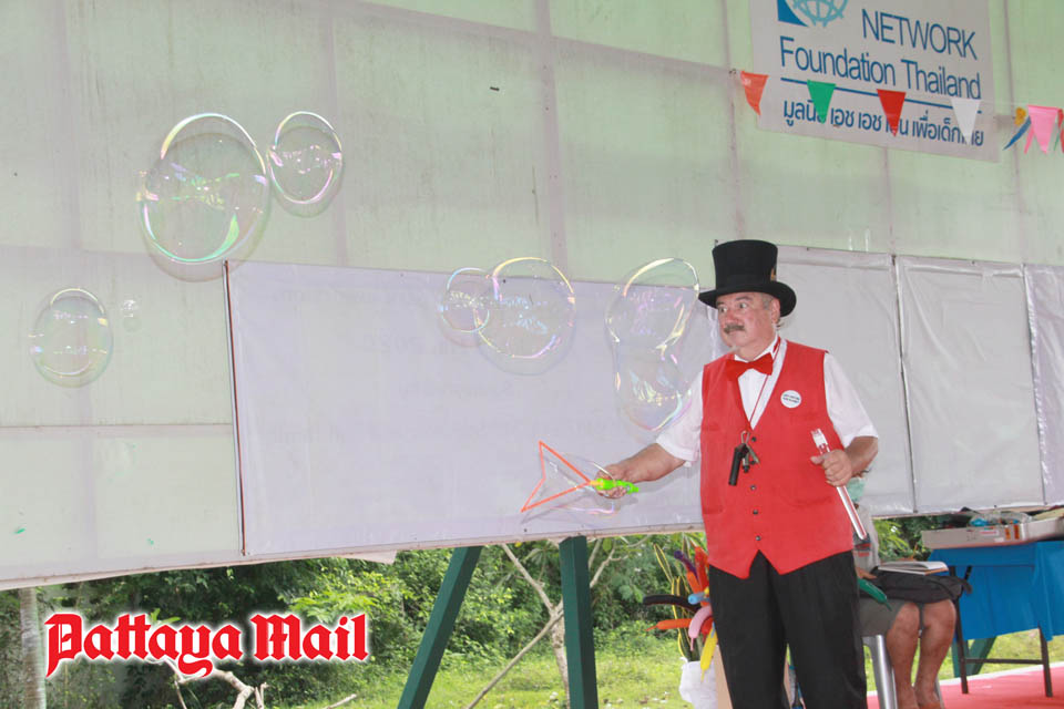 (Pattaya News 4) Apr 30 03 Dutch Penguin magician at CPDC Huay Yai pic 13