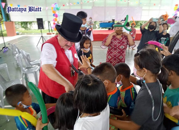 (Pattaya News 4) Apr 30 03 Dutch Penguin magician at CPDC Huay Yai pic 14