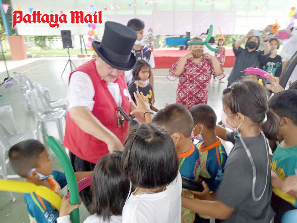 (Pattaya News 4) Apr 30 03 Dutch Penguin magician at CPDC Huay Yai pic 14