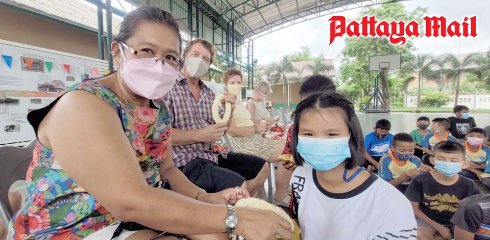 (Pattaya News 4) Apr 30 03 Dutch Penguin magician at CPDC Huay Yai pic 3