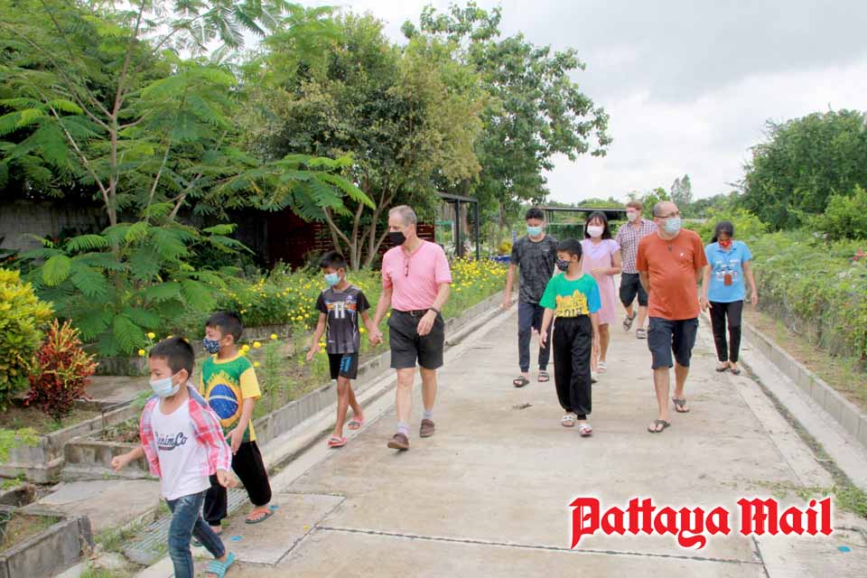 (Pattaya News 4) Apr 30 03 Dutch Penguin magician at CPDC Huay Yai pic 4