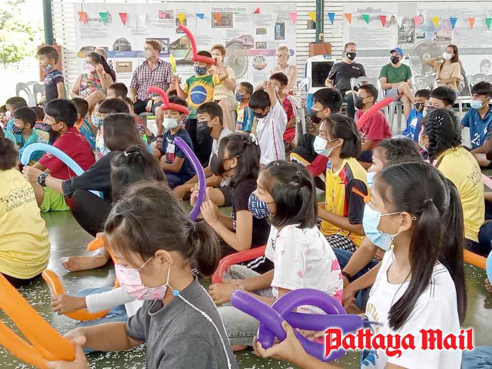 (Pattaya News 4) Apr 30 03 Dutch Penguin magician at CPDC Huay Yai pic 8