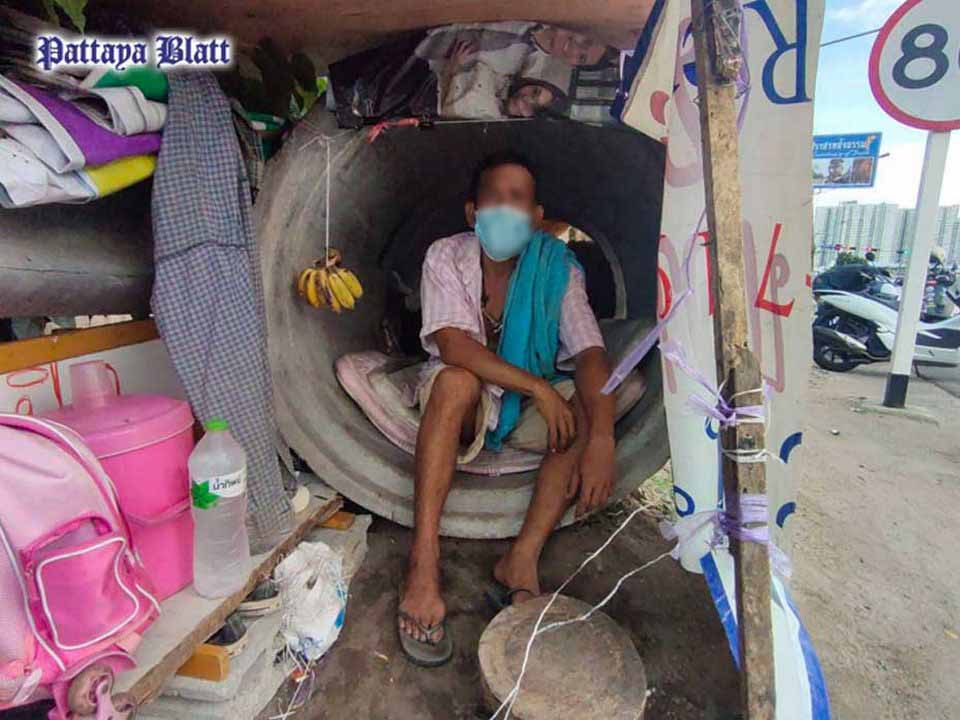 (Pattaya News 2) Aug 02 03 No job worker lives in drain pipe Sukhumvit road pic 1-1