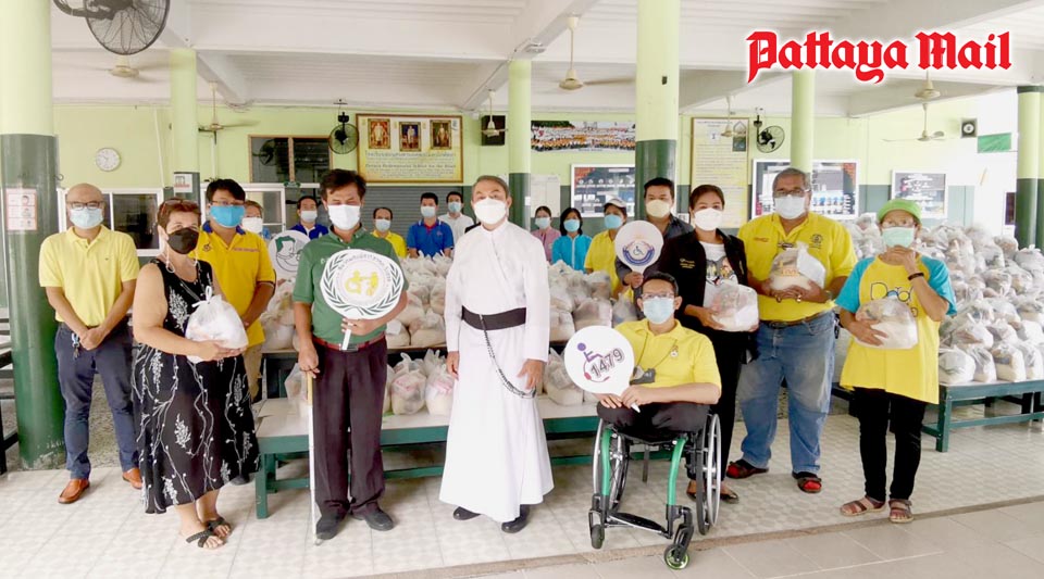 (Pattaya News 3) Aug 16 02 1,400 aid bags hand-out in memorial of Fr. Ray pic 1
