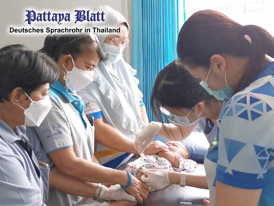 (Pattaya News 5) Oct 14 02 Pattaya babies receive immunity shots pic 1