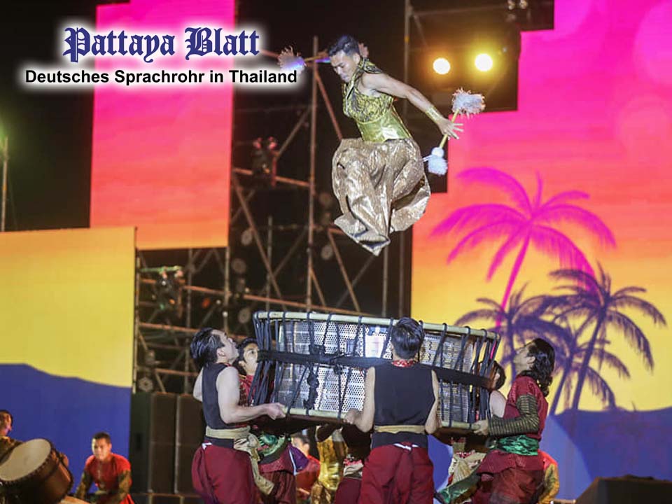 (Pattaya News 1) Dec 26 01 Pattaya Festival draws huge crowd pic 1