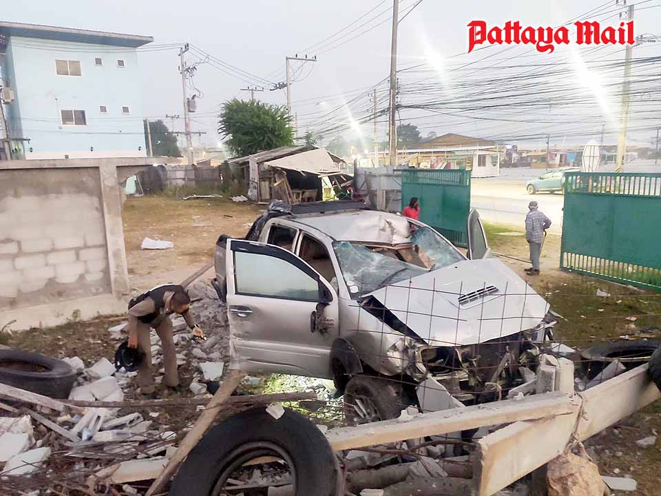 (Pattaya News 3) Dec 21 05 Pickup destroys noodle shop, walls at 5am pic 1
