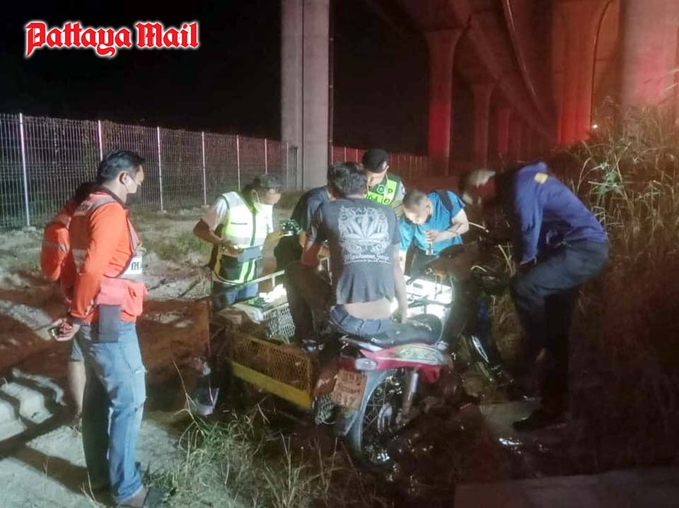 (Pattaya News 6) Sign stealer caught on Pattaya highway pic 1