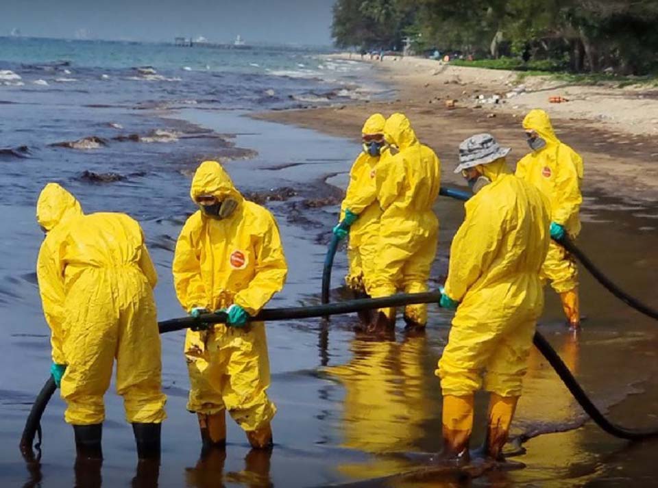 t-02 Rayong beach declared disaster area after oil spill 2